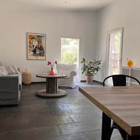 Maisonnette Indépendante Avec Jardin/patio Hébergement de vacances Nîmes