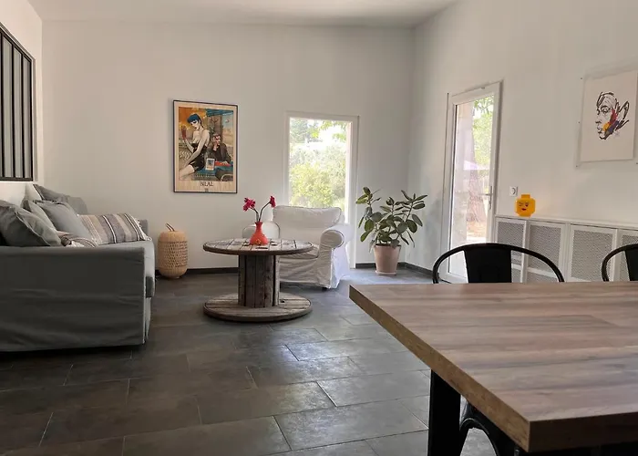 Maisonnette Indépendante Avec Jardin/patio Hébergement de vacances Nîmes